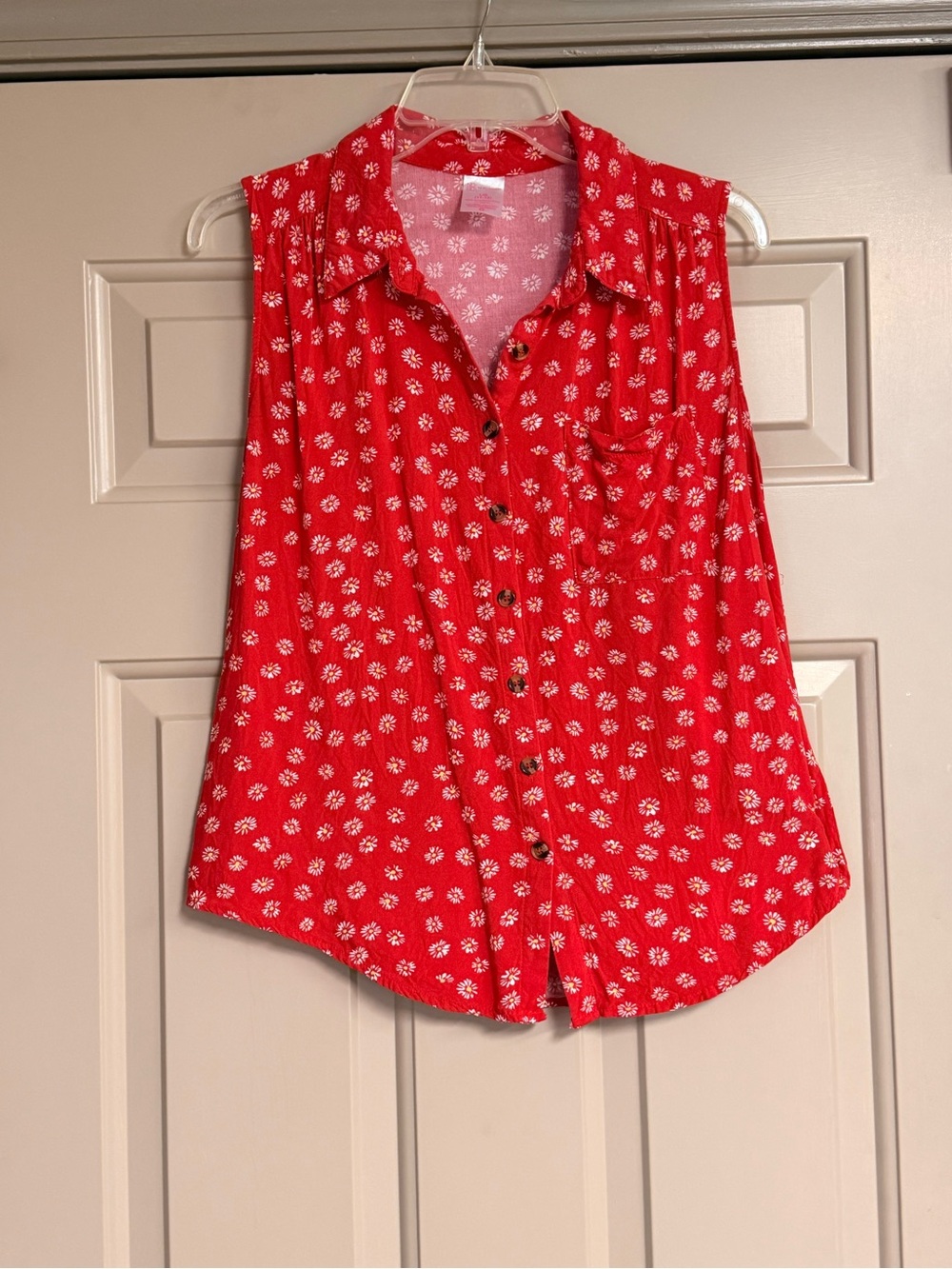 No Boundaries Women’s Size Large Red Sleeveless Floral Button-Down Top